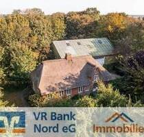 Denkmalgeschütztes Bauernhaus unter Reet mit Scheune auf einer Warft im Gotteskoog - Niebüll