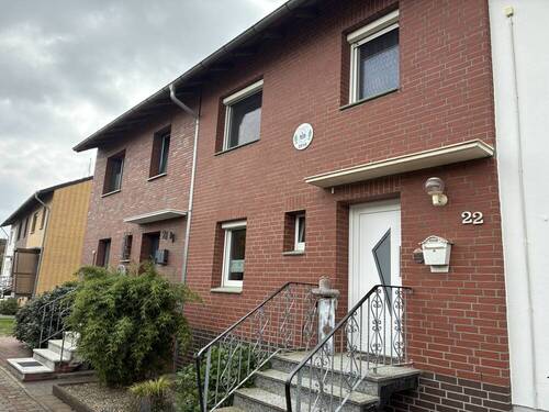 Straßenansicht - Diepholz: TOP gepflegtes und modernisiertes Reihenmittelhaus in ruhiger Lage