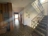 Hauseingang mit Treppenhaus - 