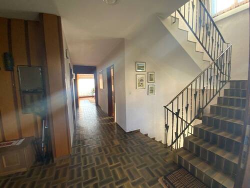 Hauseingang mit Treppenhaus - 