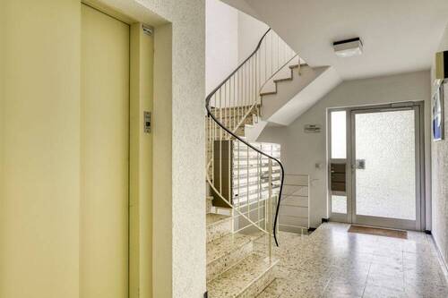 Treppenhaus mit Fahrstuhl - 2 Zimmer Etagenwohnung zum Kaufen in Baden-Baden