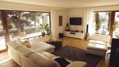 Wohnzimmer - HELLE UND GROSSZÜGIGE 3,5-ZIMMER-EG-WOHNUNG MIT TERRASSE, GARTEN, CARPORT UND GARAGE