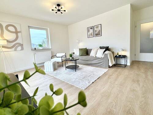 Wohnzimmer - Sofort bezugsfrei: Modernisiertes Doppelhaus mit großer Terrasse & Blick ins Grüne