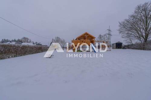 Garten mit XXL-Spielhaus und Geräteschuppen - 