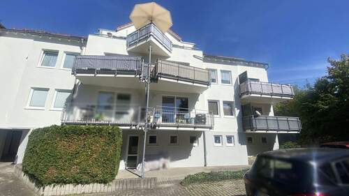 Außenansicht mit Balkon - Moderne Neubauwohnung mit großem Balkon