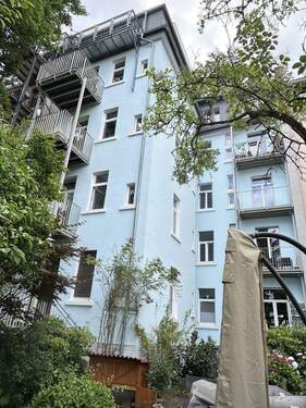 Hofseite mit neuer Balkonanlag - 