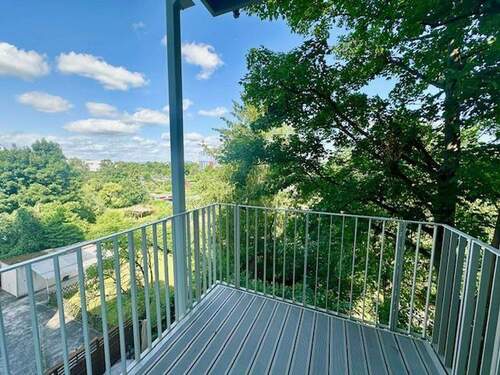neuer Balkon Blick Grüngürtel - 2 Zimmer Etagenwohnung in Frankfurt