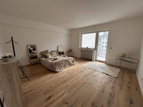 Schlafzimmer mit Balkonzugang - 