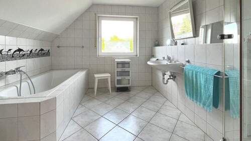 Bad mit Wanne und Dusche - 