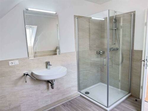 Grosses Duschbad im DG - 