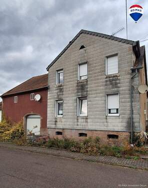 Haus front - Alleinstehendes Haus mit Scheune. (Renovierungsbedürftig)