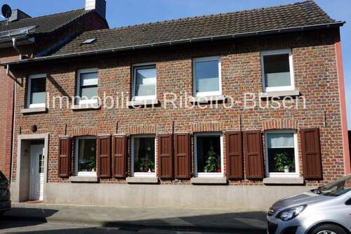 Die Frontansicht - 6 Zimmer Einfamilienhaus in Mönchengladbach