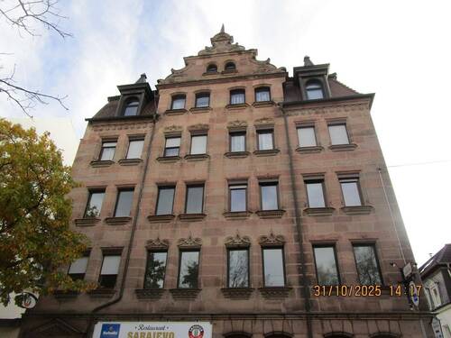 Vorderansicht.JPG - Freistehendes u. aufgeteiltes Mehrfamilienhaus - 1 Gewerbeeinheit 8 Wohnungen (davon 7 Leerstände!) - 3 Garagen in attraktiver Nürnberger Stadtlage.