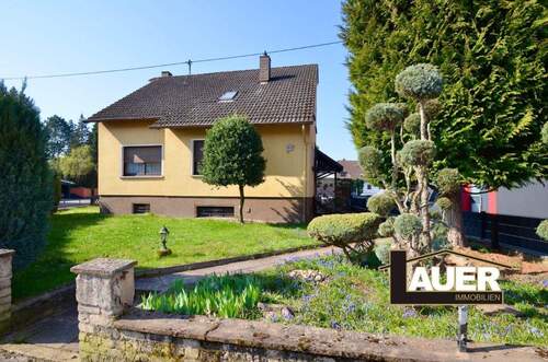 Ansicht Front - Freistehendes Einfamilienhaus in Wadgassen mit zwei Garagen und Garten.