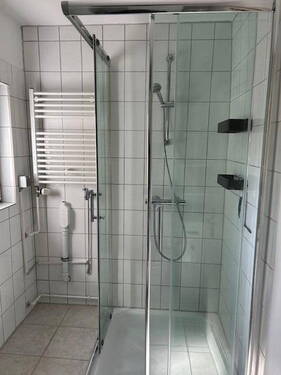 Duschbad mit Waschmasch. - 