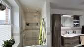 Dusche im Badezimmer - 