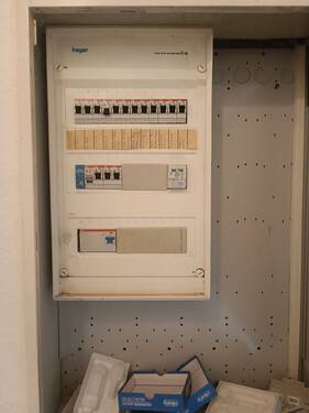 *links* Sicherungskasten - 