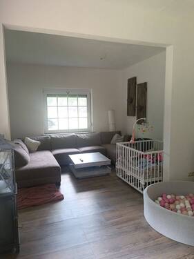 *links* Wohnzimmer - 9 Zimmer Mehrfamilienhaus, Wohnhaus zum Kaufen in Zetel