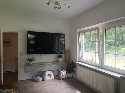 *links* Wohnzimmer - 9 Zimmer Mehrfamilienhaus, Wohnhaus in Zetel