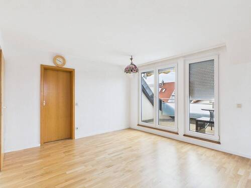 Essbereich und Zugang zum Balkon - 3 Zimmer Etagenwohnung in Stuttgart