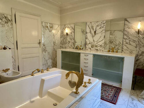 mit Badewanne und Waschtischanlage - 