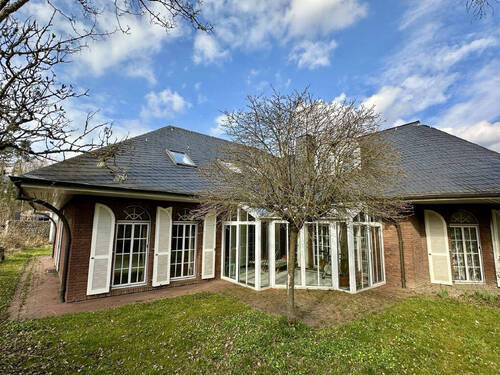 Gartenansicht mit Wintergarten - Exklusives Architektenhaus in bevorzugter Wohnlage von Bernkastel-Kues