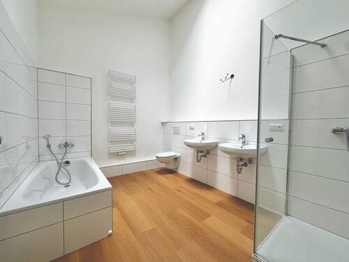 Modernes großes Badezimmer - 