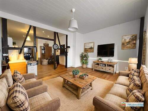 Wohnzimmer - Modernisierte 2-Zimmer-Altbauwohnung mit Charme