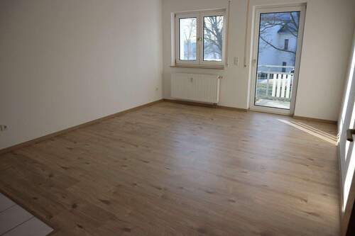 Wohnzimmer aus 1. OG - FREI AB 1.5.26 ! 1.OG mit Balkon + Bad mit Dusche + offene Küche