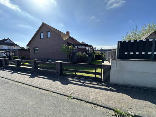 Hausansicht rechts - 6 Zimmer Einfamilienhaus zum Kaufen in Wolfsburg