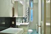 Duschbad mit Tageslicht - 2 Zimmer Etagenwohnung in Berlin
