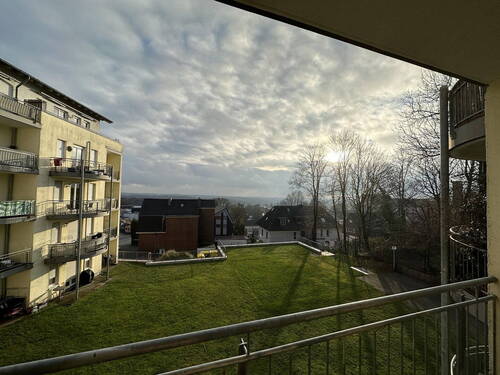 Fernblick vom Balkon - Zentrumsnahe 2-Zimmer-Wohnung mit Balkon und Tiefgaragenstellplatz