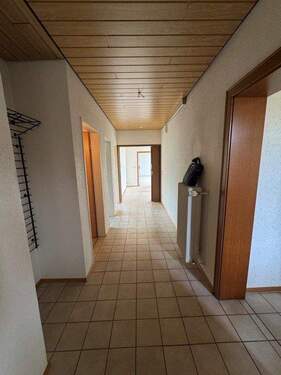 Diele mit Garderobe - 5 Zimmer Mehrfamilienhaus, Wohnhaus in Villingen-Schwenningen