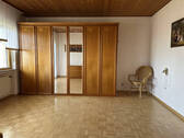 Schlafzimmer Erdgeschoss mit Zugang zum Balkon - 