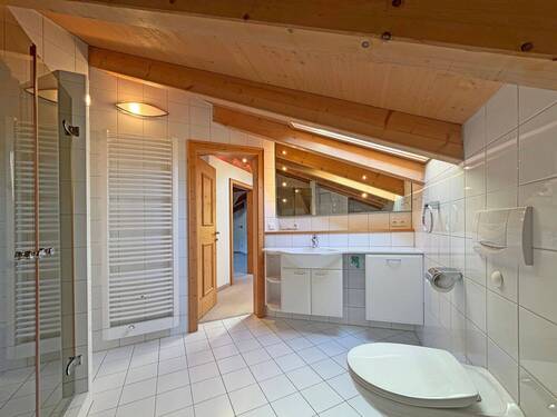 Badezimmer im Dachgeschoss - 