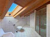 Badezimmer im Dachgeschoss - 