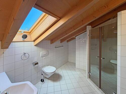 Badezimmer im Dachgeschoss - 