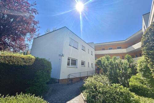 Hausansicht - Freie 3-Zi.-Wohnung mit kleinem Balkon in attraktiver Lage, renovierungsbedürftig, TG-Stellplatz