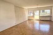 Wohnzimmer mit Balkon - Etagenwohnung mit 82,00 m&sup2; in Stuttgart zum Kaufen
