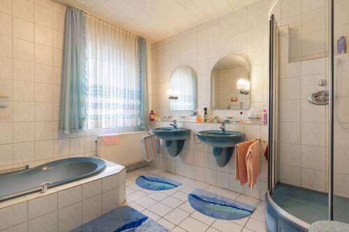 Bad mit WC, Dusche und Badewanne - Mehrfamilienhaus, Wohnhaus mit 134,00 m² in Coburg zum Kaufen