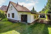 Vorderseite mit Garage und Carport - 