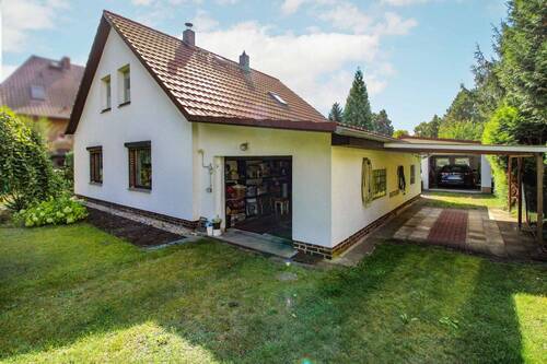 Vorderseite mit Garage und Carport - 