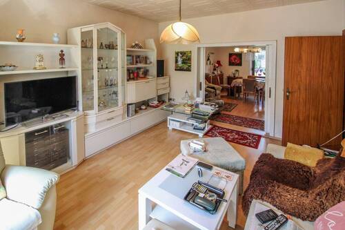 Wohnzimmer mit Wanddurchbruch - 5 Zimmer Einfamilienhaus in Schulzendorf