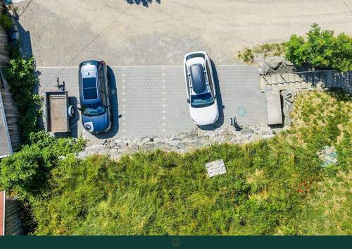 6 Stellplätze 2 mit Ladesäule - 