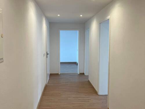 Flur - Schnell sein lohnt sich: Mit Stellplatz - Kernsanierte Wohnung auf dem Zeller Berg sucht neue Familie