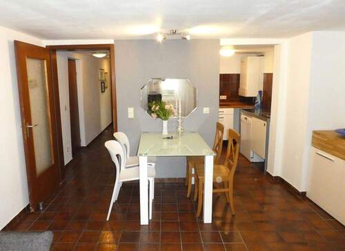 Essbereich,li. Flur, re. Küche - Möblierte 2 Zi-Wohnung in der Esslinger Altstadt, zentral und ruhig, Gartennutzung