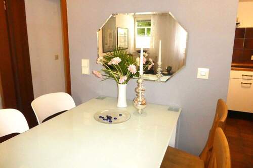 Detail Tisch - 2 Zimmer Etagenwohnung zur Miete in Esslingen