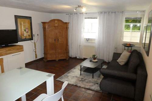 Blick ins Wohnzimmer - 2 Zimmer Etagenwohnung in Esslingen