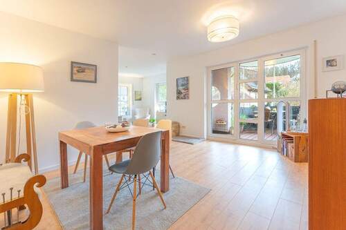 Wohn- und Essberreich mit Zugang zum Balkon - 3 Zimmer Etagenwohnung in Kassel / Harleshausen