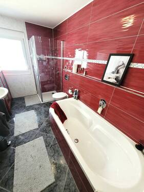 Tageslichtbad mit Dusche und Wanne - 